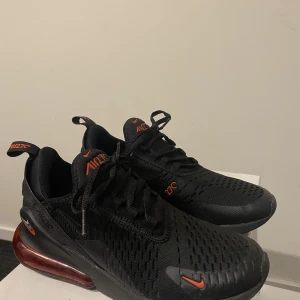 Nike 270 röda - Helt nya 270’s endast använda för att testa, köpta från Storbritannien så kan inte lämna tillbaka. Ordinariepris var 1750 kr. Storlek 40 men pasar mig perfekt som vanligtvis har 38/39