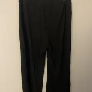 Ett par svarta mjukis byxor 