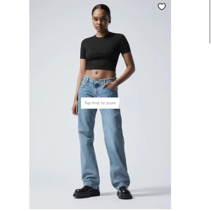 Weekday jeans - VIKIGT DE FÖRSTA BILDEN ÄR FEL FÄRG!!!! Skit snygga low waist jeans från weekday💞 använd ett fåtal gånger  Skriv för flera bilder 