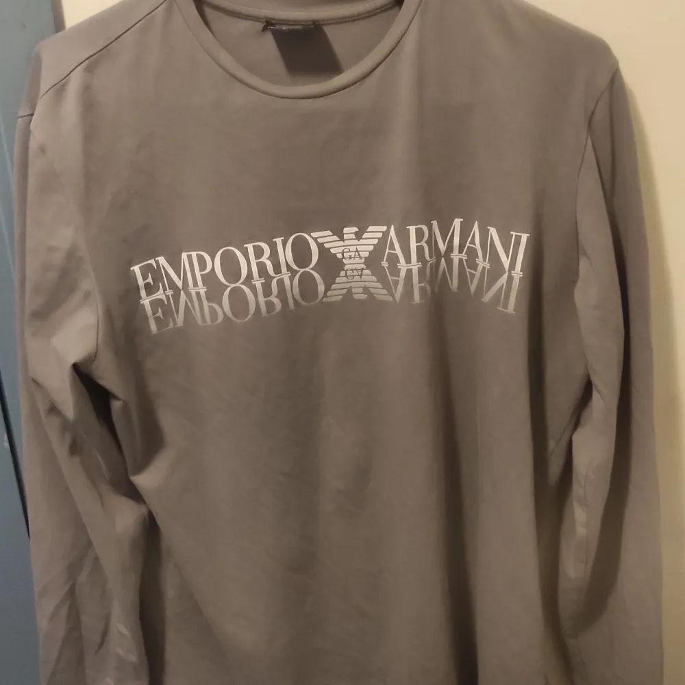 Emporio Armani långärmad tshirt ljusgrå i jättefint skick. Storlek L . T-shirts.
