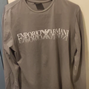 Emporio Armani långärmad tshirt - Emporio Armani långärmad tshirt ljusgrå i jättefint skick. Storlek L 