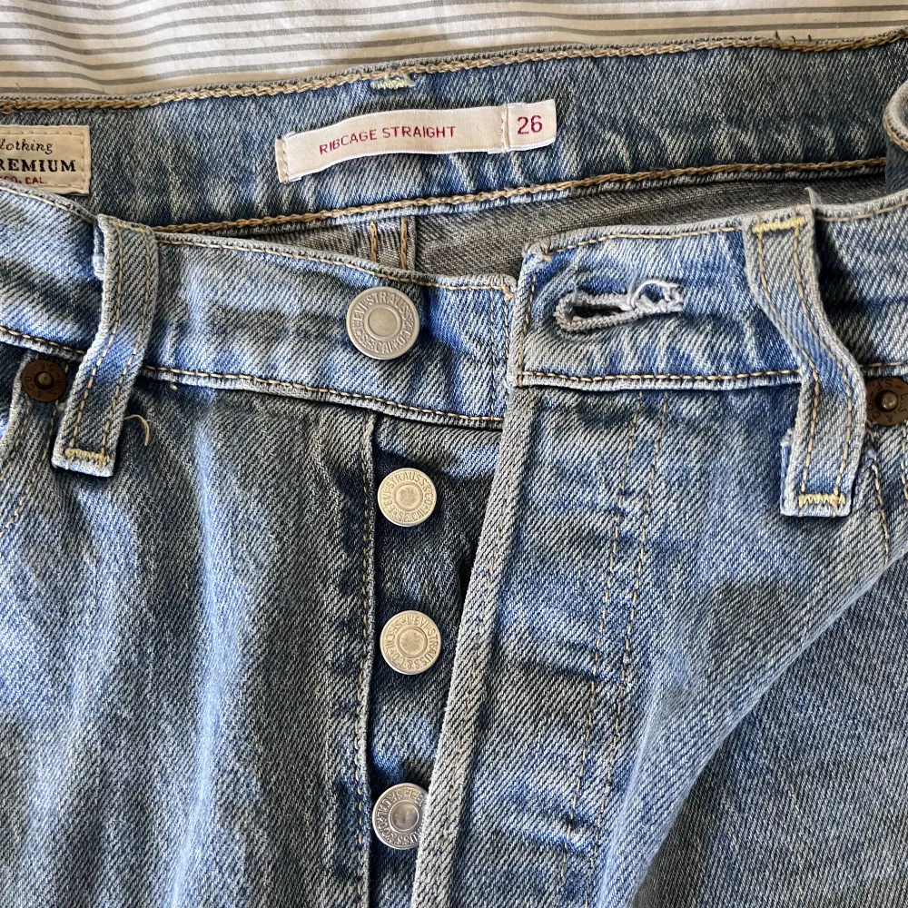 levi's jeans i strl 26. har vanligtvis strl 26 i levi's men dessa är små i storleken så passar nog XS bäst. sparsamt använda. nypris ca 1200kr <3 skriv privat vid frågor !!. Jeans & Byxor.