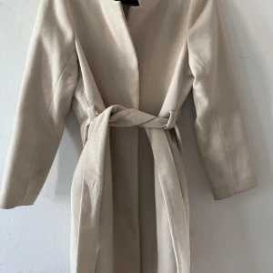 Kappa  - Beige kappa från hm slutsåld!  Medel längd 