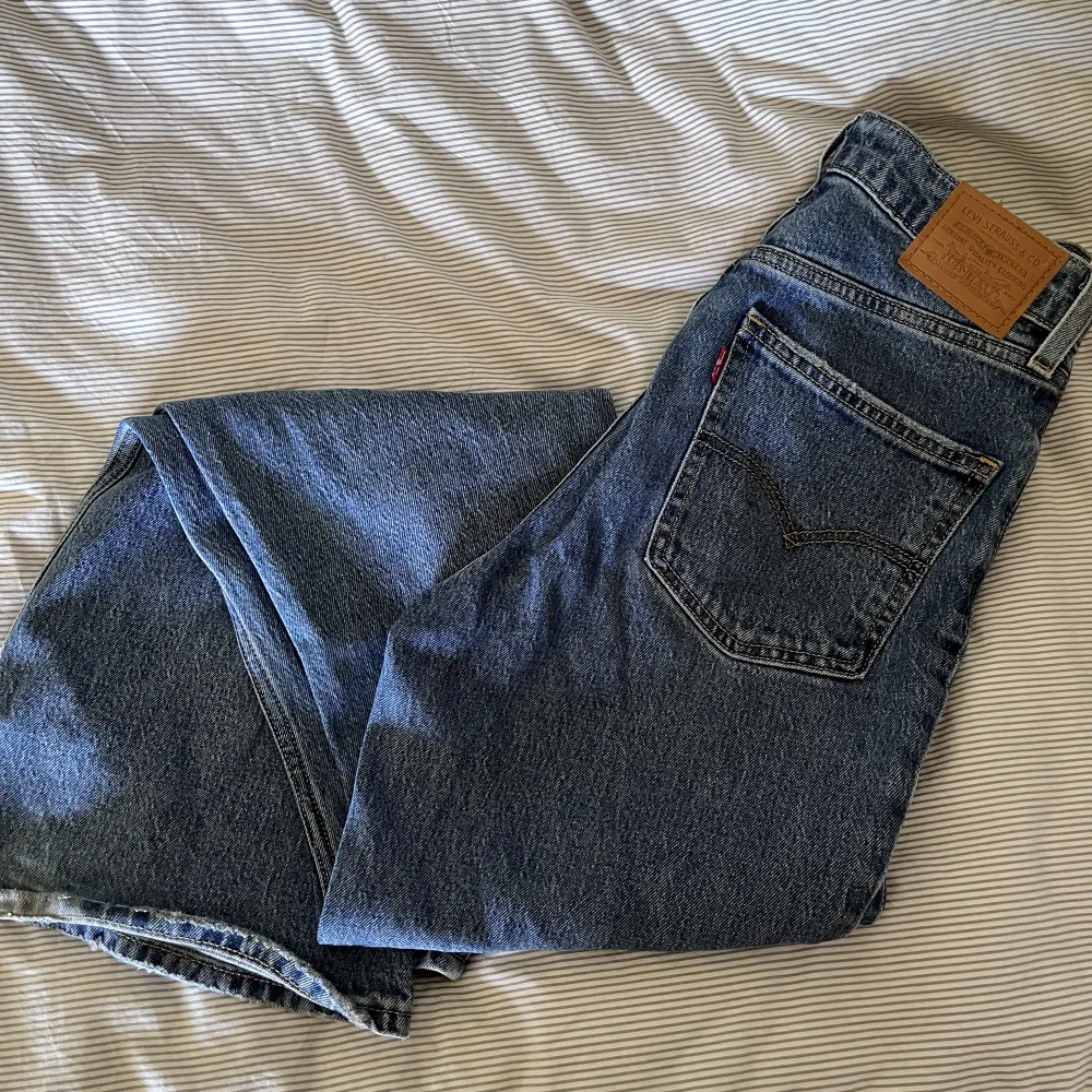 levi's jeans i strl 27. nypris 1449kr <3. sparsamt använda men något slitna vid nedre delen av byxbenen (se bild 3). skriv privat vid frågor !!. Jeans & Byxor.