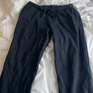 low waist mjukis - TRYCK EJ PÅ KÖP NU!! säljer dessa bikbok mjukisbyxor då dome för korta på mig som är 166. Dom är använda ca 5 gånger. skriv för mer frågor eller bilder!