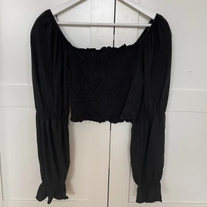 Topp - En jättesöt ribbad topp, använd typ tre gånger, inga defekter, nytt skick💕💕💕🙌