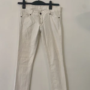 Lågmidjade y2k jeans - Säljer min mammas gamla Y2K jeans från p&y denim.  Några av ”diamanterna” har lossnat men byxorna är i super fint skick.  Det står att storleken är 40 men jag skulle nog säga 36/38 då jeansen är gamla och storlekarna har ändrats! Köparen står för frakten!