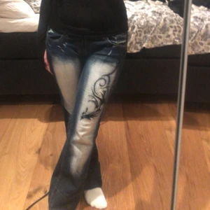 Crazy age❤️ - Detta är ett par jättesnygga teen age jeans som jag säljer för 650kr! Dom är köpta på plick. Jeansen passar mig super bra och jag är 160. Jeansen är upp sydda så någon som är längre skulle det passa definitivt! Kontakta mig för mer info❤️💋