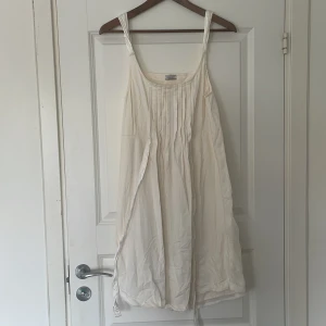 Sommarklänning Hunkydory - Inte kritvit. Sparsamt använd. Behöver strykas 