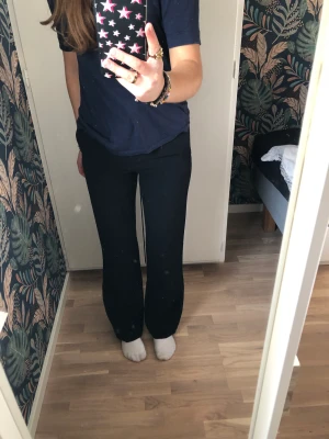 Kostymbyxor - Säljer dessa kostymbyxor från hm i storlek 32 då de inte kommer till användning. Använda men i fint skick💞. 100kr