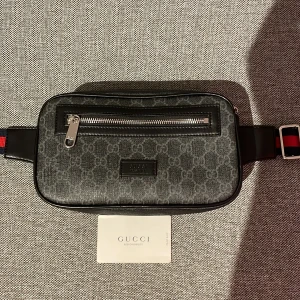Gucci midjeväska  - En Knappt använd fin och fräsch Gucci väska som såklart är äkta. Nypris går för 8500 kr. Den är i nyskick. Pris kan sänkas vid snabbaffär