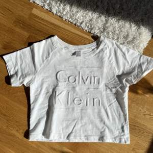 En vit Calvin Klein t-shirt i storlek M. Sitter ändå snyggt lite oversized på mig som ofta bär xs/s