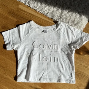 Calvin Klein t-shirt - En vit Calvin Klein t-shirt i storlek M. Sitter ändå snyggt lite oversized på mig som ofta bär xs/s