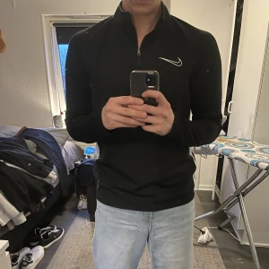 Nike Academy tröja - supersnygg - Säljer min Nike academy tröja. Passar perfekt till både träning eller att bara ha den till vardags. Storlek L. Nypris 500 kr.