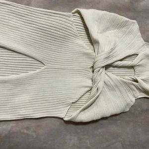 Cutout top - Krämvit topp med cutouts i stretchigt material! Strl M men passar S-L