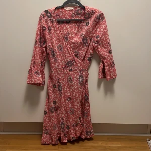 Klänning - Jättesöt rosa klänning med vita hjörtan och blå krumelurer på🥰 Bättre kvalité på tyget. Jag är 174cm lång. Nypris 1200