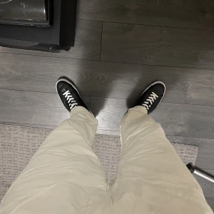 Linnebyxor - relaxed fit!! - Säljer dessa linnebyxor från h&m!!! De är i relaxed fit och nästintill oanvända! perfekta nu till sommaren!! Storlek L - passar M