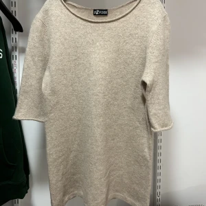 Kashmir tröja - Säljer nu min kashmir tröja i 100% kashmir från ett märke så kallat ”up2fashion” tröjan är i jättebra skick och jätteskön!💛