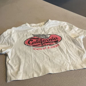 Cool croptop  - Snygg kort tröja med tryck, passar perfekt till ex jeansshorts i sommar!  Lite högre halsparti, påminner om crewneck-stil (säg till om bild behövs😊) Helvit baktill!  Storleken är M enligt lappen men passar som XS