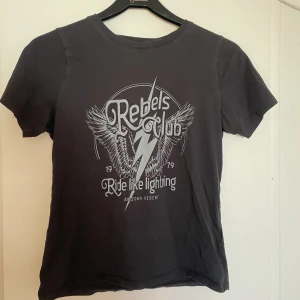 Tröja  - Fin och nästan oanvänd tröja då den är för liten på mig. Den är i storlek S ifrån Gina Tricot😊