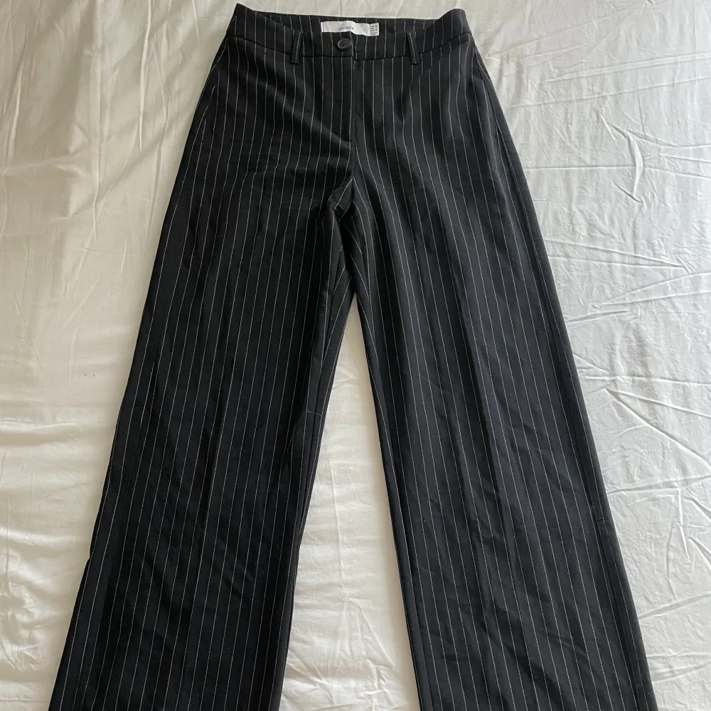 Randiga midwasit kostymbyxor från Bershka. Aldrig använda då dem är något små för mig. Skicka ett pm vid intresse💗. Jeans & Byxor.