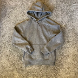 Carharrt WIP Hoodie - Grå Carharrt hoodie Utmärkt skick 10/10 - använd fåtal gånger  Tjock och Varm , högkvalitativt material