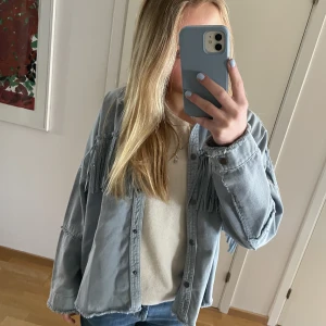 Zara jeans jacka - Säljer denna fina jeans jacka med fransar från Zara. Den är i nyskick och säljs för att jag inte använder den💗Den är i xs men passar mig som har S. Skriv för frågor eller bilder💗