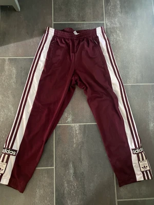 Adidas byxor - Trackpants  från Adidas i snygg vinröd färg! Bra skick och inte använd supermycket. 🤝🏼