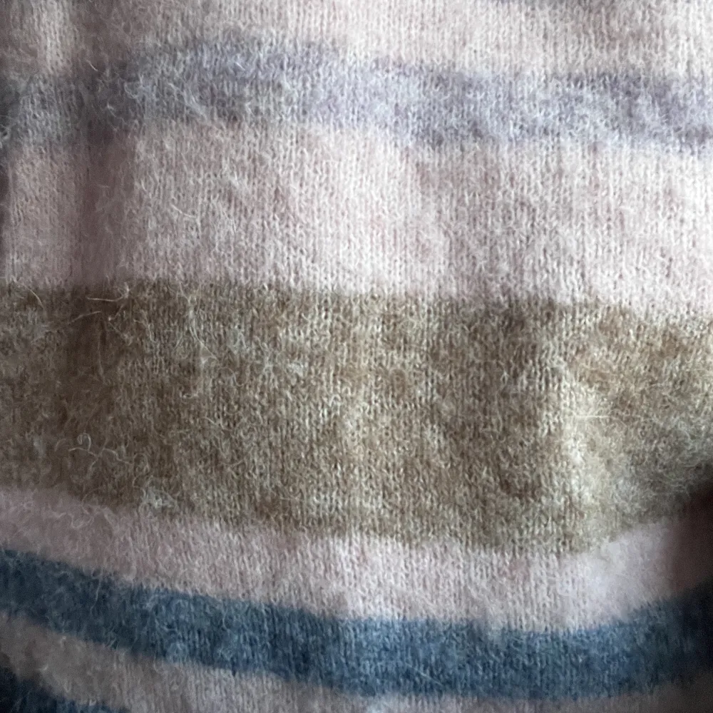 Jättefin randig stickad tröja från Cubus som köptes för 1,5 år sedan. Finns inte kvar på hemsidan💓. Säljer då den inte kommer till användning längre. Inga tecken på användning. Köpare betalar för frakt! 💗. Neuleet.