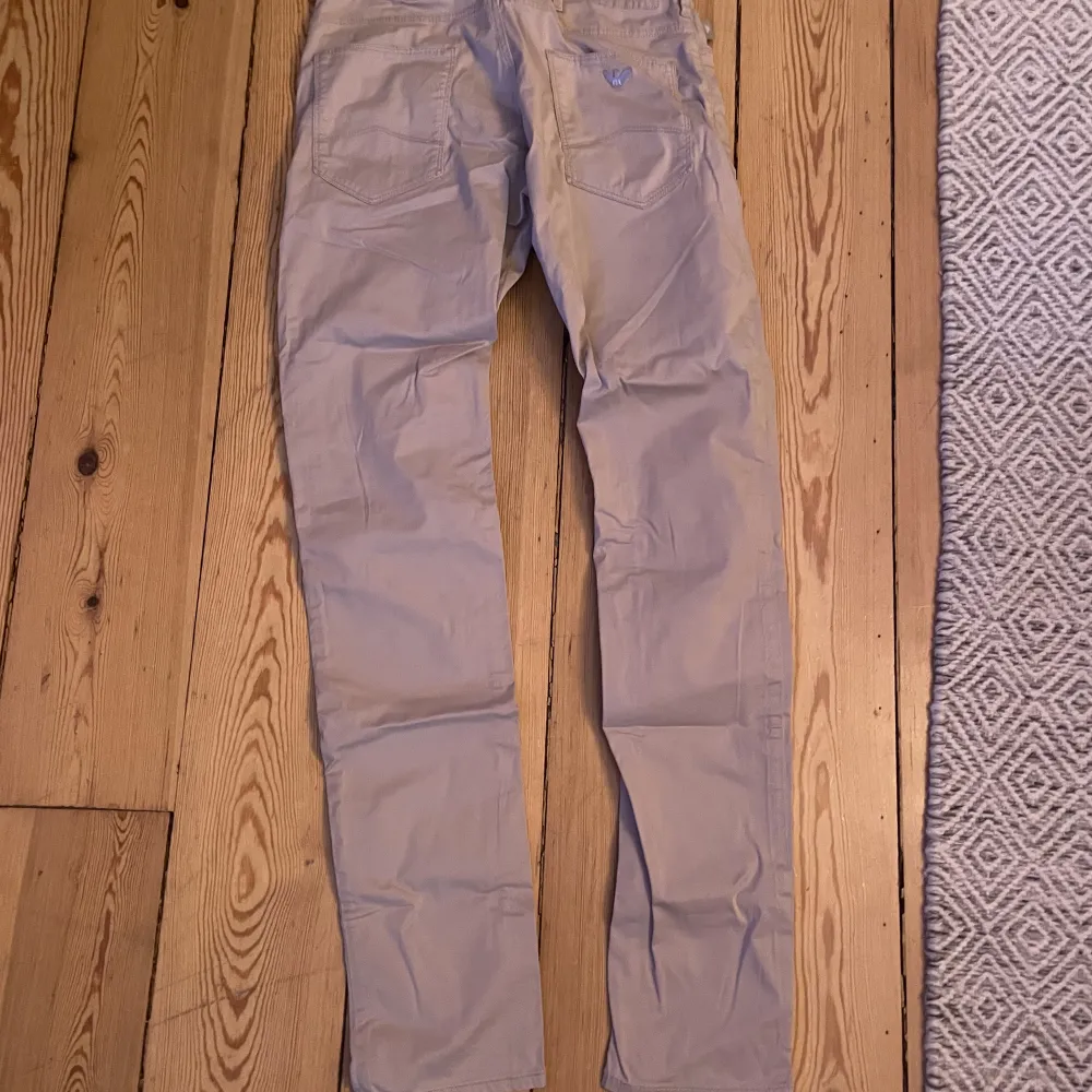 Tyvär är dessa snygga chinos för små för mig och säljs därför. Max använda 3 gånger då de inte passar min stil.  Armani chinos i en beige färg Storlek: 29 Färg: beige Skick: 9/10   Nypris: 1600. Jeans & Byxor.