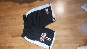 Shorts FSBN - Hej! Säljer ett par svarat basketshorts från märket FSBN. Dem är köpta på newyorker och är i strleken large. Dem är i superbra skick. Säljer dessa då dem är för stora för mig. Kolla gärna in mina andra annonser!