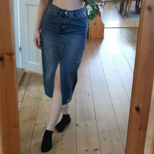 Jeanskjol - Jeanskjol från Dr Denim. Mid/high waist beroende på vart man vill ha den. Storlek S. Midja: (rakt över) 37 cm. Längd: 76 cm. Priset är diskuterbart. 