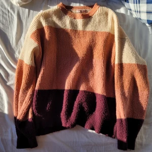 Stickad Tröja - Perfekt tröja för sena sommarnätter. Storlek M