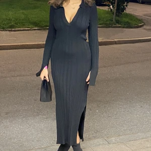 Stickad lång svart klänning  - Säljer denna långa svarta klänning som är otroligt bekväm och snygg. Köpte den från Gina för 1 och ett halv år sen. Använd 1 gång och kommer ej till nån användning mer. Den sitter tajt på och är stretchig men töjs inte ut. 