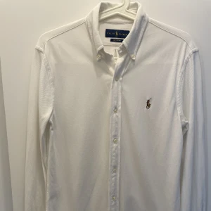 Ralph Lauren skjorta - Jag säljer min vita Ralph Lauren skjorta, använd 1 gång. Är som helt ny. Storlek Small (Slim)