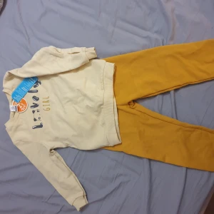 Flicka bebis set stl 86/92 - En ny oanvänd set för flicka i storlek 86/92. Tröjan är beige och byxorna är i senapgul. Den är köpt i turkiet av märket LC waikiki. Mycket fin och mjuk bommul. 