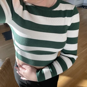 Topp - Säljer denna söta tröja från Zara då den inte riktigt är min stil längre, den är i gott skick och super fin🤍🤍