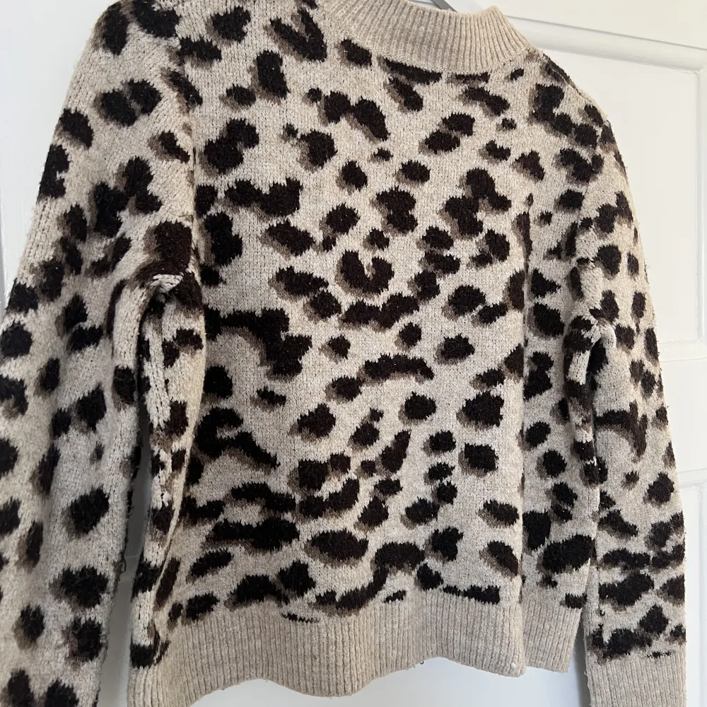 Jag säljer en stickad tröja från H&M i storlek XS. Neuleet.