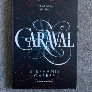 Caraval -bok  - En riktigt mysig bok i hård pärm och sidor bundna i ryggen 😊 Läst en gång och har lite slitage på utsidans kanter (priset går att diskutera 😚)