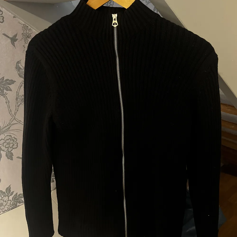 En zip-tröja, köpt från Weekday. I färgen svart. Storlek Small. Passar både tjej & kille. Fint skick, säljes pågrund av att den blivit för liten. (Stickat). Tröjor & Koftor.