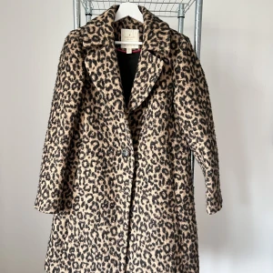 Unik Kate Spade New York vårjacka, storlek S - Jättefin jacka inköpt i New York för ca 3500 kr. Det är ett hål i fickan man behöver sy igen + 2 lösa knappar som finns, därav det billiga priset! Men det går snabbt att laga för den händige!🥰 Ge gärna bud! 