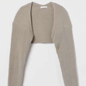 Hm bolero - Säljer denna bolero från hm. Köpt från plick i nyskick och endast använd 1 gång efter. Säljer på grund av fel storlek💞