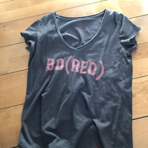 T-shirt  - T-shirt som jag har köpt här på Plick! Aldrig använd av mig!❤️