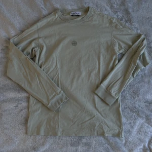 Stone island Långärmad T-Shirt  - Fint skick men en mindre fläck på nedre delen av magen, fler bilder kan fås i DM