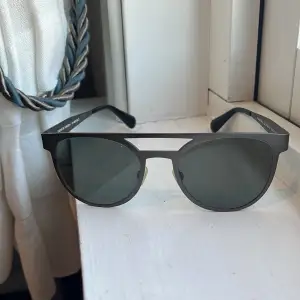 Solglasögon med metall ram nypris 2000