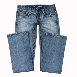 Lågmidjade Y2K jeans  - Fett snygga lågmidjade y2k jeans, sitter lite bootcut! Midjemåttet: 37,5cm tvärsöver Innerbenslängden: 80cm PS: kolla igenom mitt konto ni kommer hitta många y2k och vintage plagg!