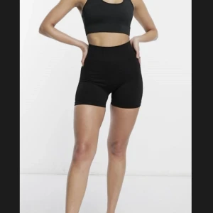 Leggingsshorts - Säljer ett par läggingsshorts från Asos i storlek 38, aldrig använda. Sömlös modell med hög midja och elaskisk resår i midjan.