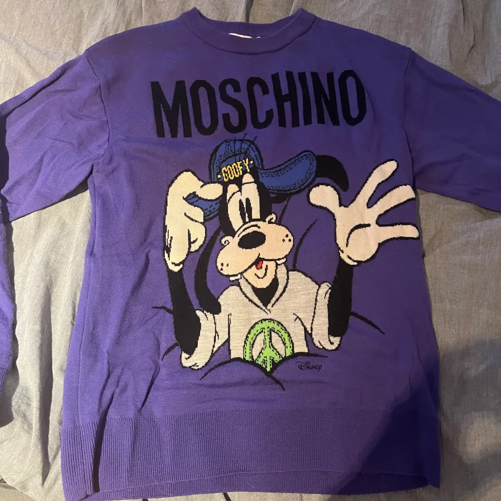 Moschino tröja jag fick pga av jobbet då familjen är klädes designer. Bara använd ett par få gånger och i super skick. Vet ej ny pris men säljer därför billigt. Stickat.