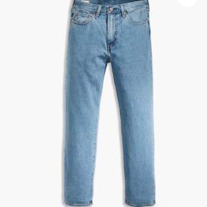Säljer mina Levi’s STAY LOOSE jeans pga att de är för stora! De är i helt nyskick 10/10. Nypris 1200kr Mitt pris: 500kr. Skriv för fler bilder 👍