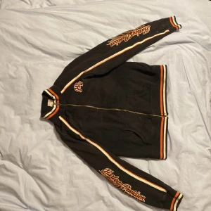 Harley Davidson tröja - Säljer denna diamant då jag tyvärr har vuxit ur den. Den är i storlek S och sitter lite ”cropped”! 